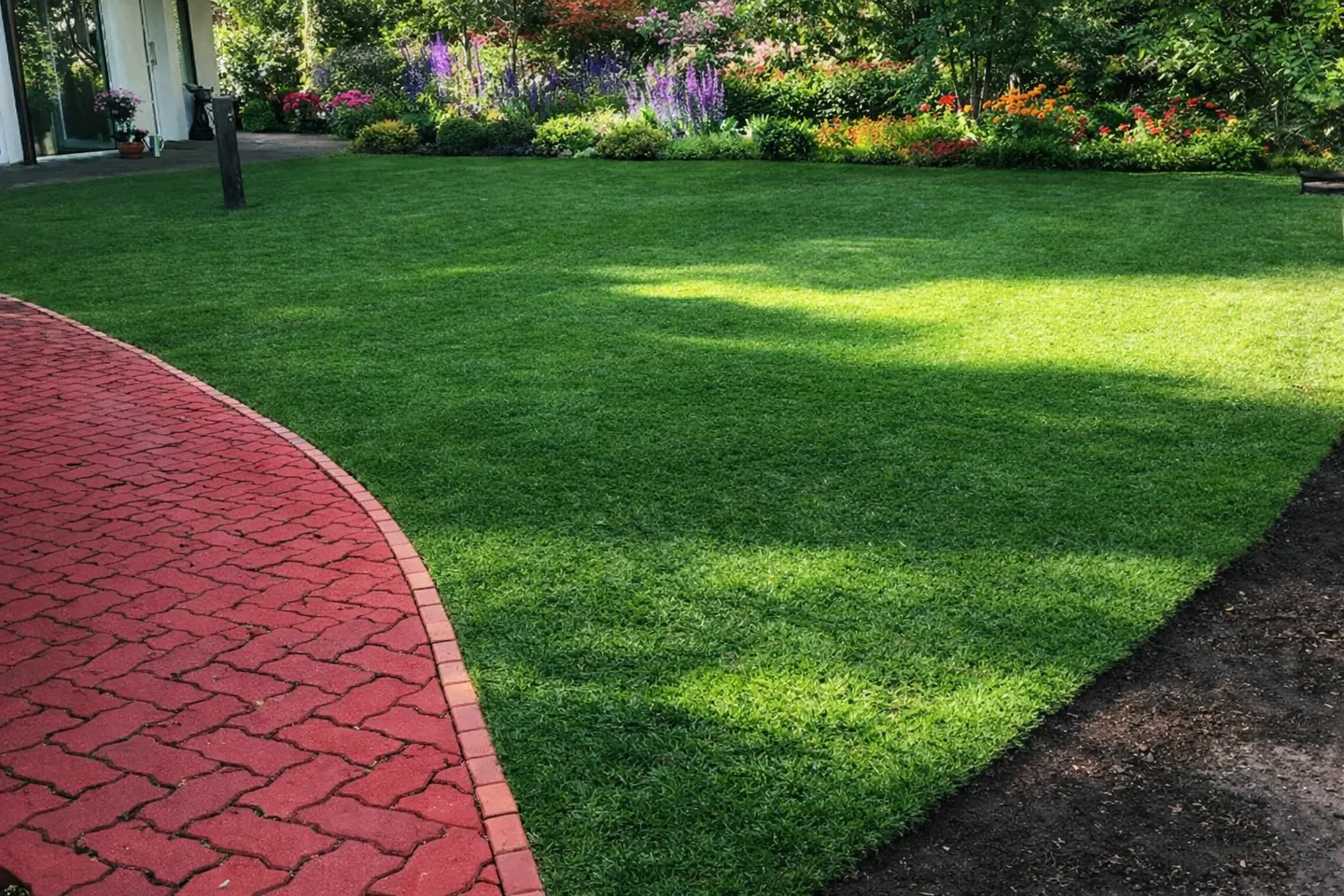 Rollrasen in schattiger Gartenflaeche mit Problemzone